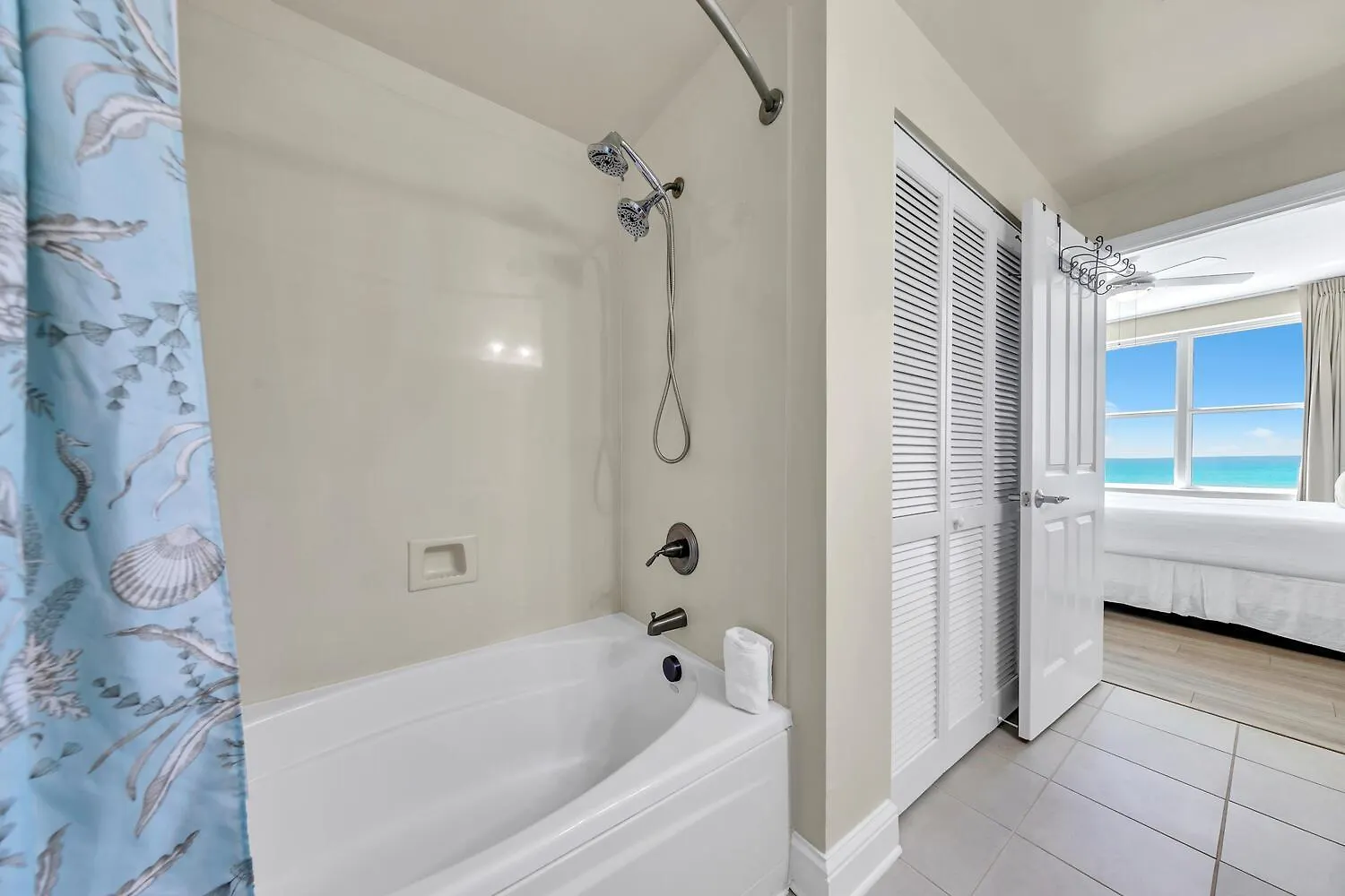 Aqua Resort 1207 By Emerald Coast Retreats Panama City Beach United States